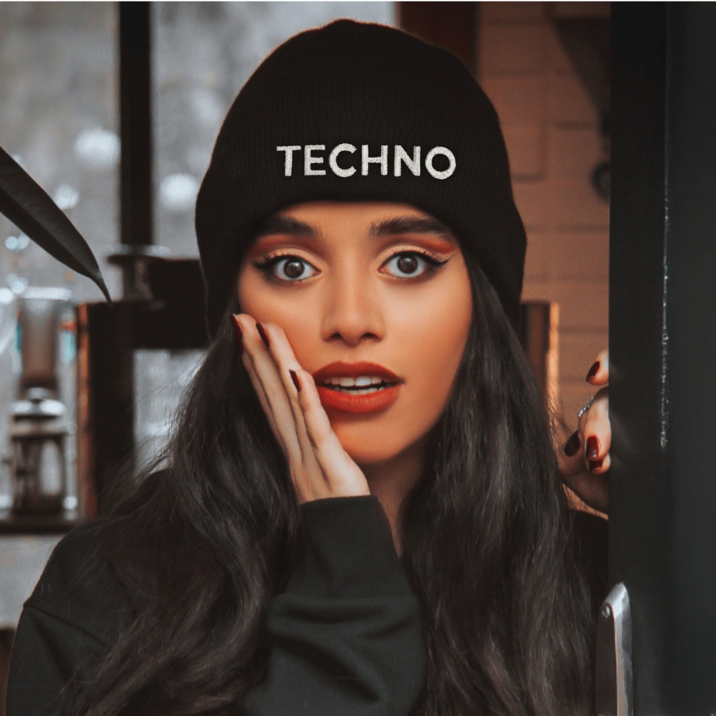 Techno Rave Beanie Mütze Unisex – Schwarze Wintermütze mit gesticktem Schriftzug – Streetwear Accessoire für Damen und Herren