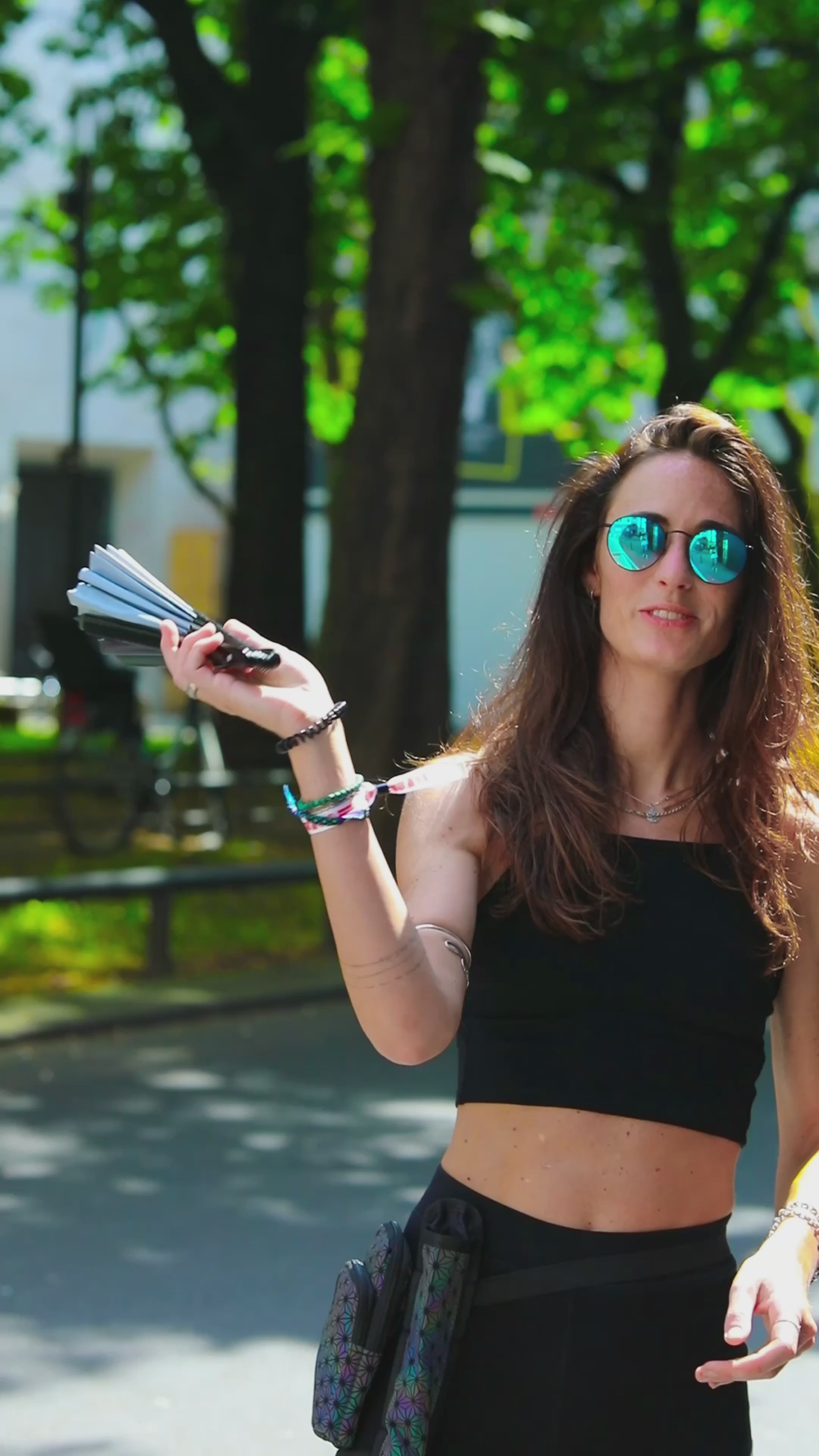 Handfächer groß – großer faltbarer Handfächer Bambus Holz– Hand Fan - Japanischer Kung Fu Tai Chi  -  EDM  Musikfestival Festival Rave Pride Club Event Party Tanz Performance